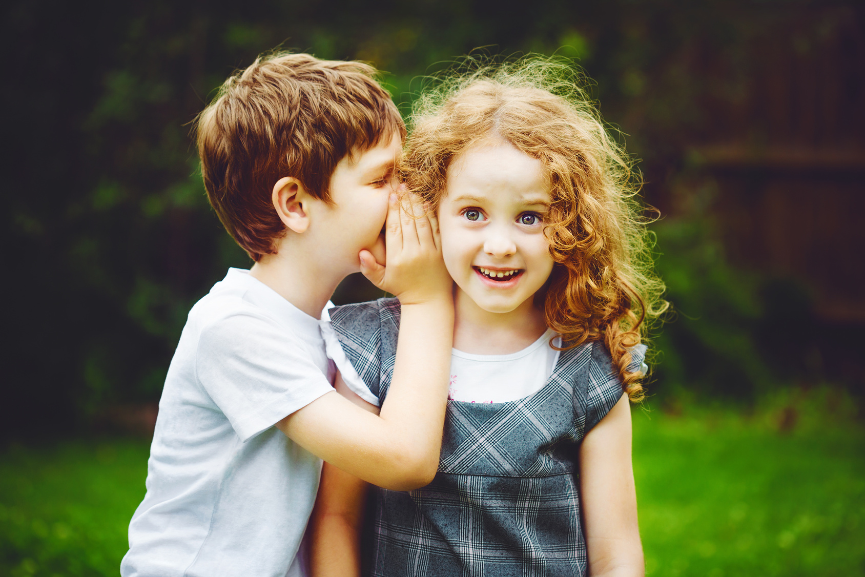 Little boy and girl whispers (© ulkas - adobe.stock.com)