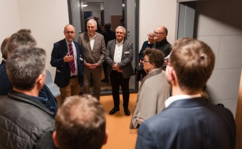 Besichtigung eines Patientenzimmers ©Silas Kollmann Fotografie
