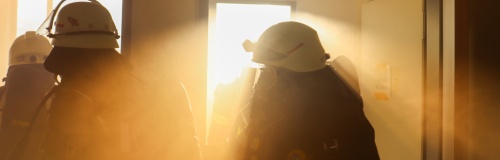 Feuerwehrmänner im Flur des neuen ZfP-Gebäudes