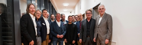 Gruppenbild bei der Eröffnungsfeier mit den Rednern ©Silas Kollmann Fotografie