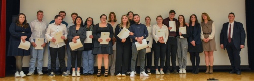 Gruppenbild der Schüler*innen des Ausbildungslehrgangs 2022/2025 nach Erhalt der Zeugnisse zur Pflegefachkraft