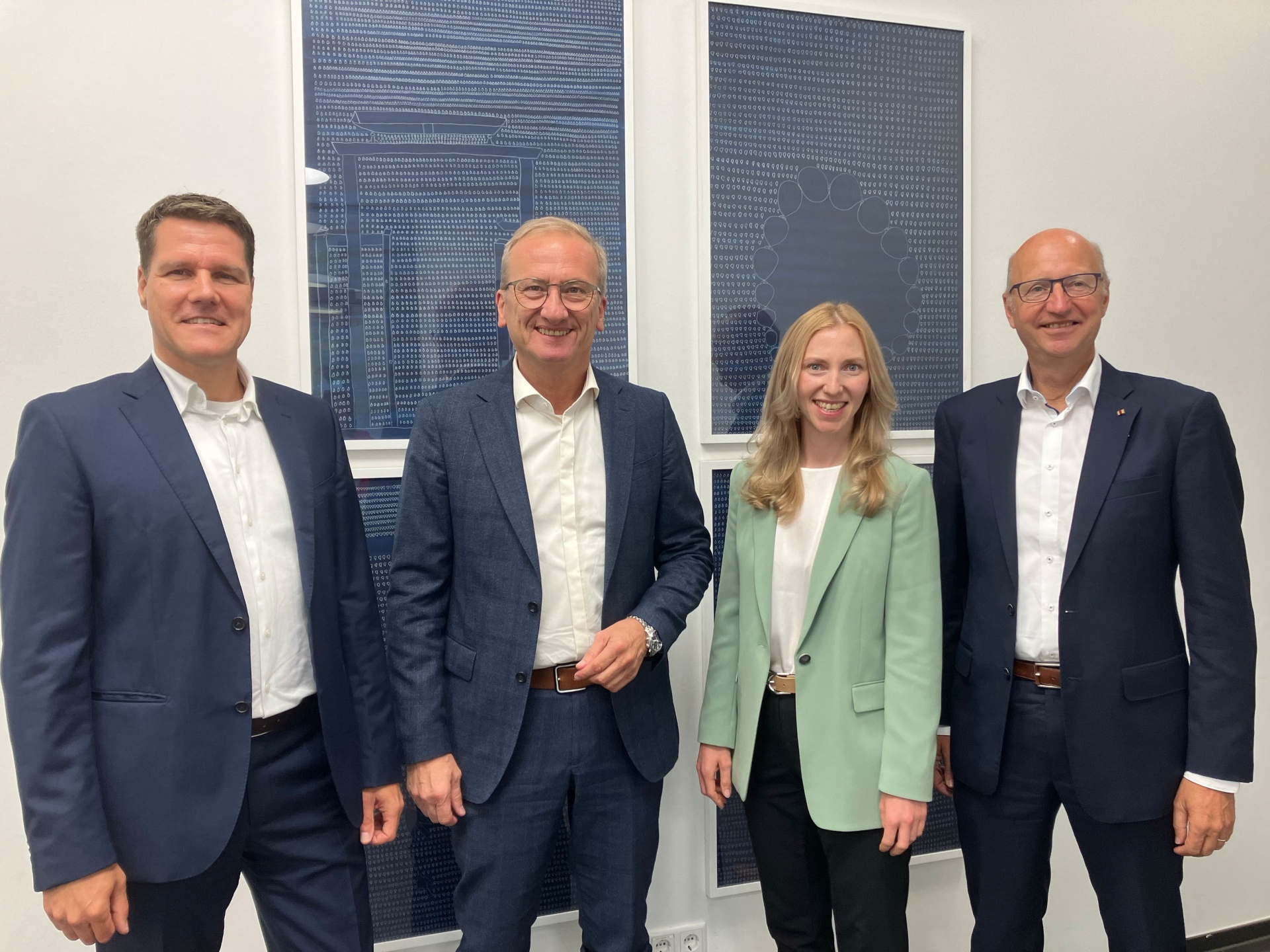Michael Eichhorst, Reinhard Belling, Laura Kuhlmann und Thomas Brobeil freuen sich auf die Zusammenarbeit.