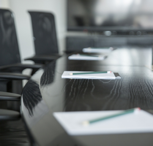 Konferenztisch mit Notizzetteln und Stiften an den Plätzen (© websubs - pixabay.com)